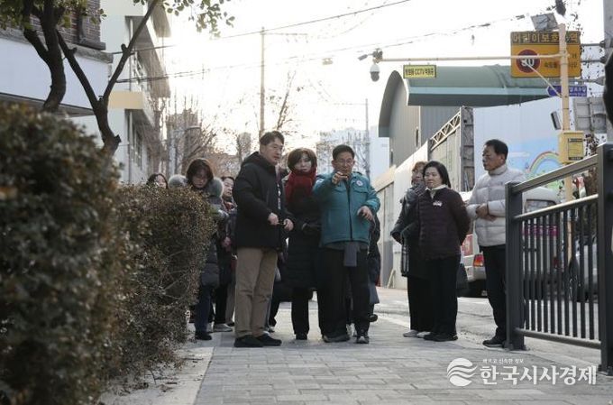 성암로9길 일대를 찾아 정비된 아이들 통학로를 살피는 박강수 마포구청장