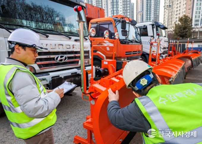 수원시 공직자들이 새로 지급된 안전조끼를 착용하고, 사전점검을 하고 있다.