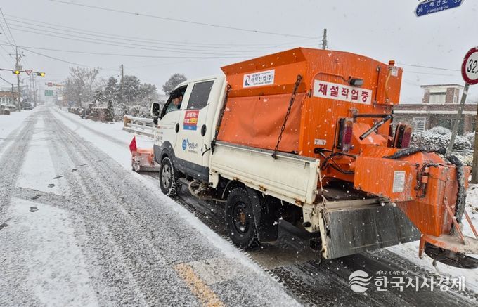 해남군“휴일 반납 제설대응”폭설 속 군민 안전 지켜라