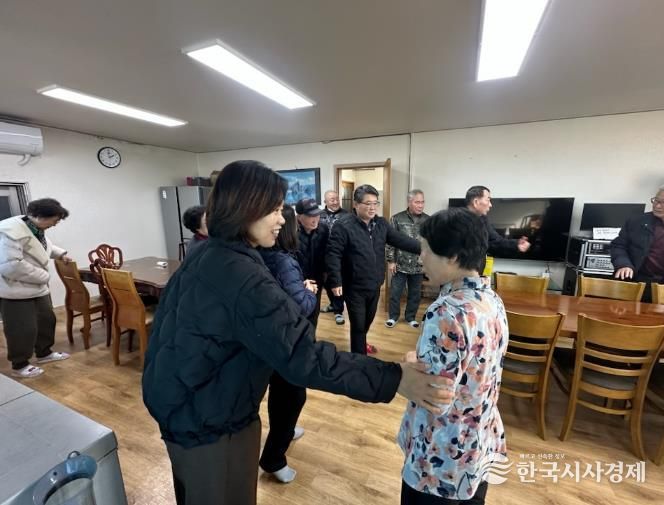 파주시 금촌1동장, 경로당 방문해 어르신들께 새해 인사 전해