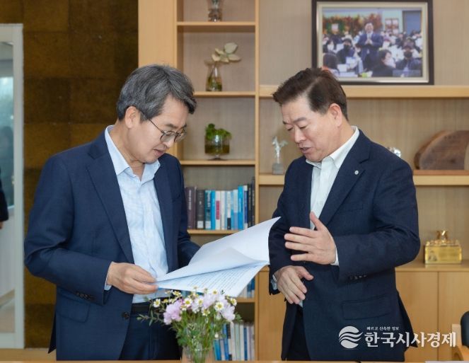 박승원 광명시장(사진 오른쪽)이 13일 오후 광명시청 시장실에서 ‘경기 민생경제 현장투어(달달버스)’ 일정으로 광명시를 방문한 김동연 경기도지사(사진 왼쪽)에게 광명시 주요 현안에 대해 설명하며 경기도의 지원을 요청하고 있다.