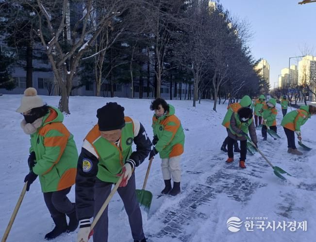 동두천시 생연2동 지역자율방재단, 강설 신속 대응 위한 제설 작업 실시