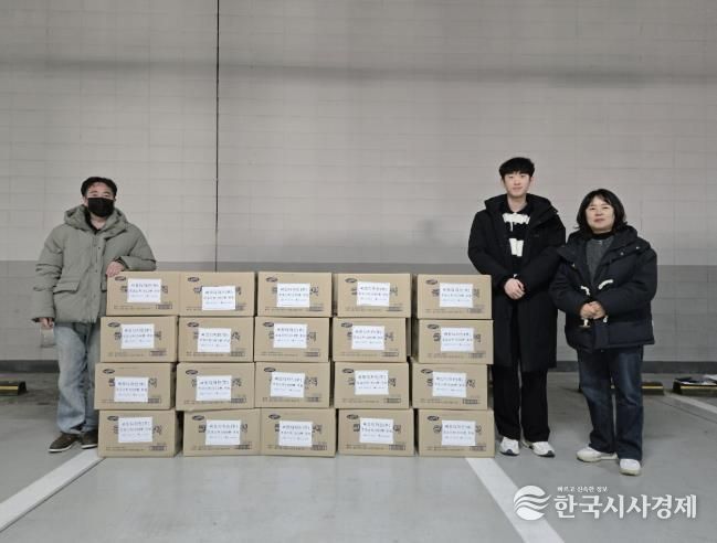 써밋디자인(주)가 물품 후원 후 기념사진을 촬영하고 있다.