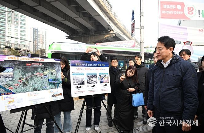 오세훈 서울시장이 15일 서대문구 홍은사거리에서 강북횡단 지하고속도로 사업 계획을 점검하고 있다.