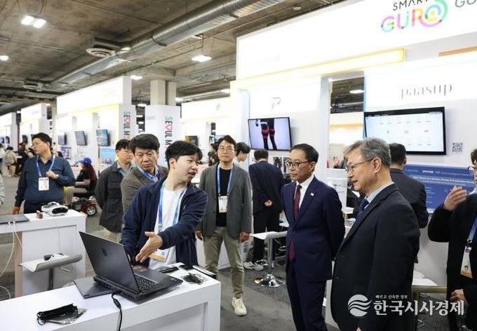 CES 2026에 참가한 구로구 스타트업이 구로G밸리관 부스에서 기술을 설명하고 있다.