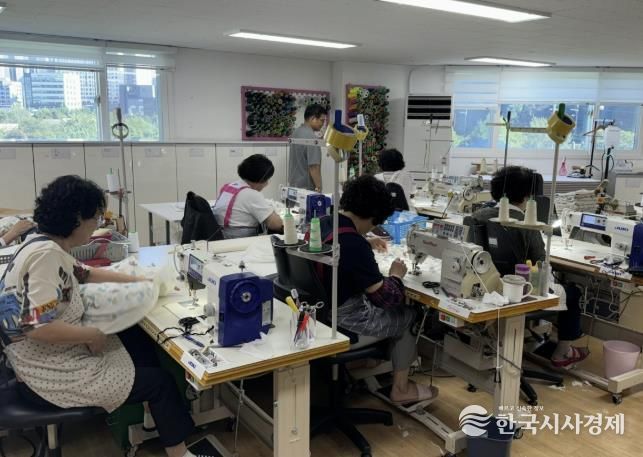 다복꾸러미 제작 중인 ‘할머니와 재봉틀’ 고양시니어클럽