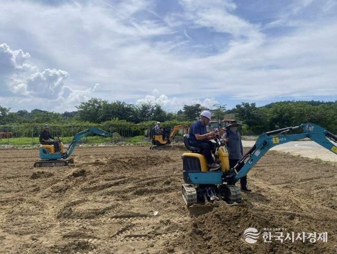 충주시 농기센터, 농용굴착기·지게차 조종면허 취득 교육생 모집