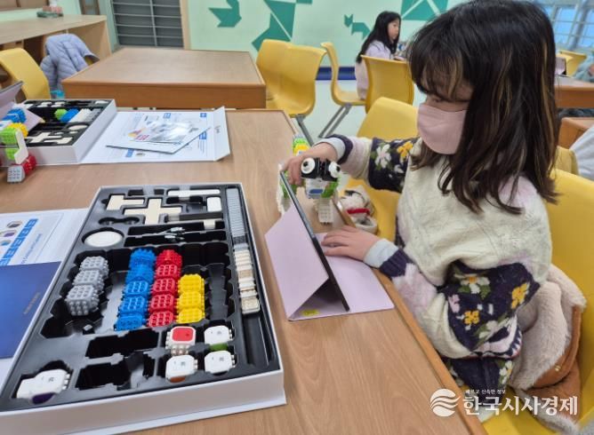 울산 학생들이 19일 창의융합교육센터에서 소프트웨어 블록코딩 체험에 참여하고 있다