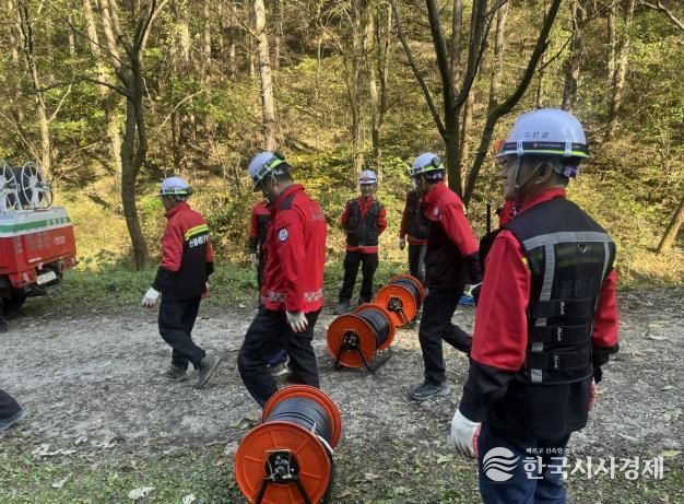 산불감시원들이 본격적인 산불기간 전에 현장 실습을 하고있다