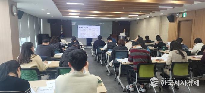 25년 1월 21일에 세종시교육청 본청대회의실에서 열린 교육비 특별회계 결산업무에 대한 강의 모습
