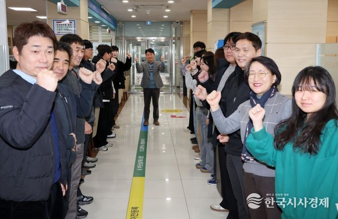신속민원과 직원들이 신속하고 친절한 민원 처리를 다짐하고 있다.