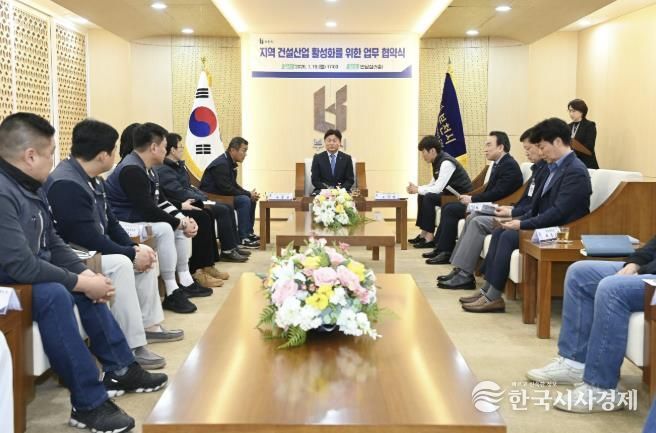 부천시는 지난 19일 한국노총 경기본부 부천김포지역지부, 한국건설산업노동조합과 함께 ‘부천시 지역건설산업 활성화를 위한 업무협약’을 체결했다.