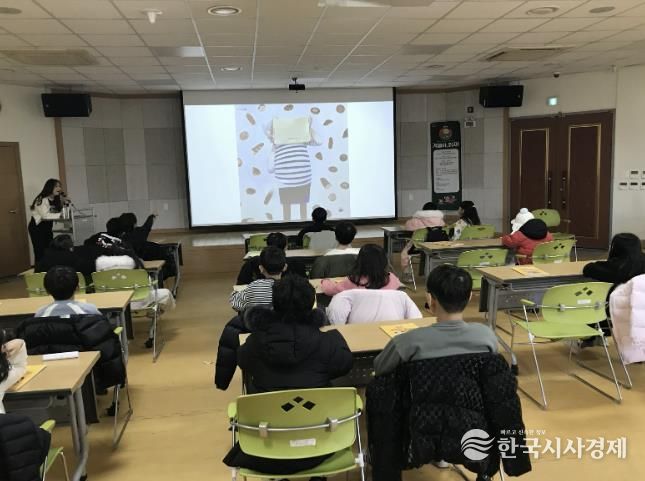 협력독서 등 프로그램을 참여하고 있는 학생들 모습.