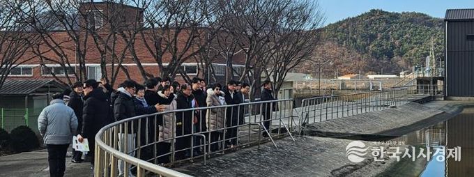 수원특례시의회 방문단이 20일 경주 공공하수처리장에서 혐기조 등 주요 처리시설을 둘러보며 하수 처리 운영 현황에 대한 설명을 듣고 있다.