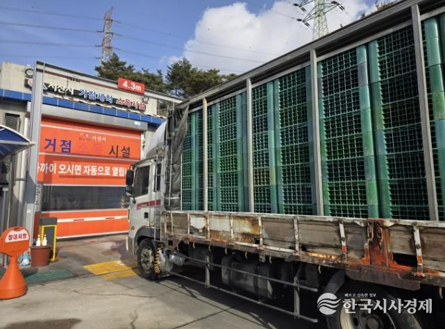 축산차량이 소독을 위해 음암면에 있는 거점소독시설에서 대기하는 모습