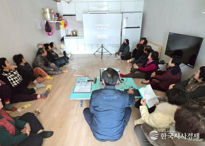 영덕군이 운영하는 ‘찾아가는 지적·세정 민원처리반’이 산불 피해 지역인 경정1리 마을회관을 찾아 주민들에게 지적재조사를 설명하고 있다.