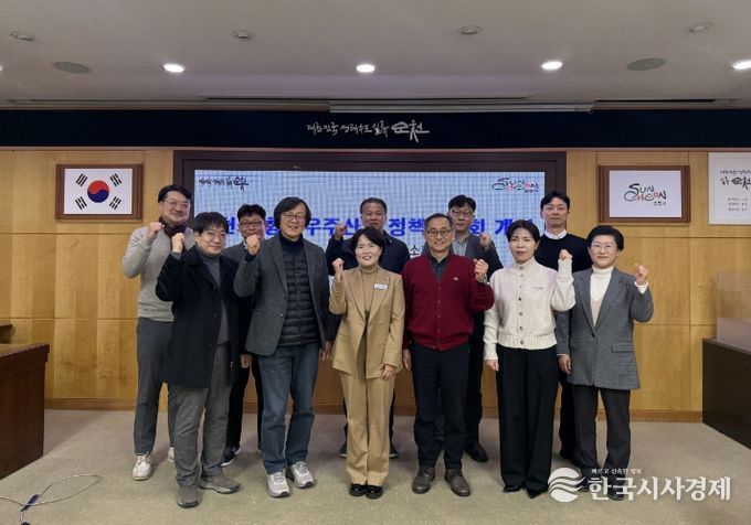 22일 시청 소회의실에서 열린 ‘제3회 순천시 항공우주산업 정책위원회’ 참석자들이 단체촬영을 하고 있다.