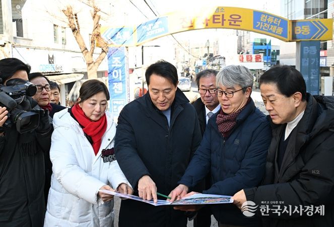 오세훈 서울시장이 22일 용산전자상가 인근 특별계획구역 개발 사업대상지 조감도를 확인하고 있다.