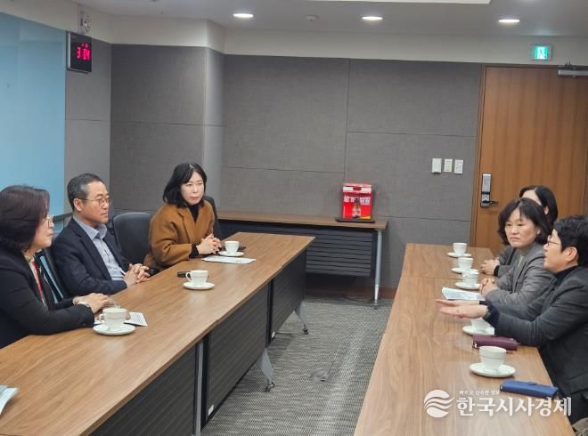 22일 윤은미 천안시 복지정책국장이 충남도청 보건복지국과 인구전략국 등 복지 관련 부서를 방문해 현안 사업을 설명하고 있다.