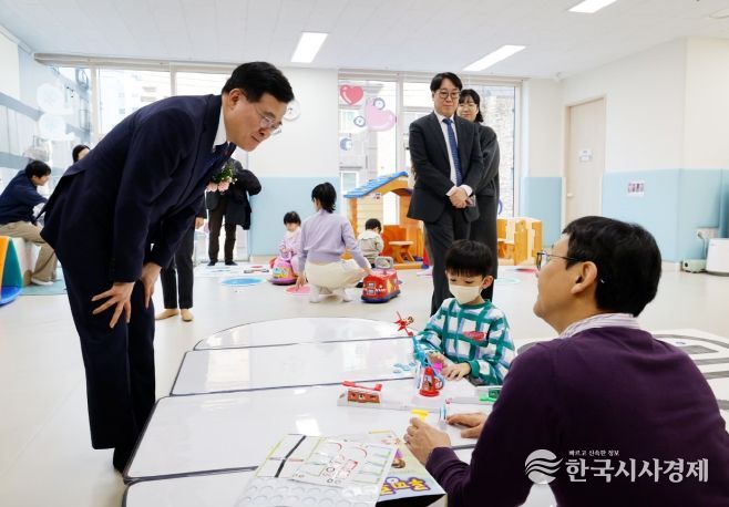 진교훈 서울 강서구청장(왼쪽 첫 번째)이 발산역 인근 청년안심주택 센터스퀘어발산 2층에 조성된 ‘강서구가족센터·공동육아나눔터 1호점’ 이전 개소식에서 공동육아나눔터를 찾아 시설 이용자와 대화를 나누고 있다.