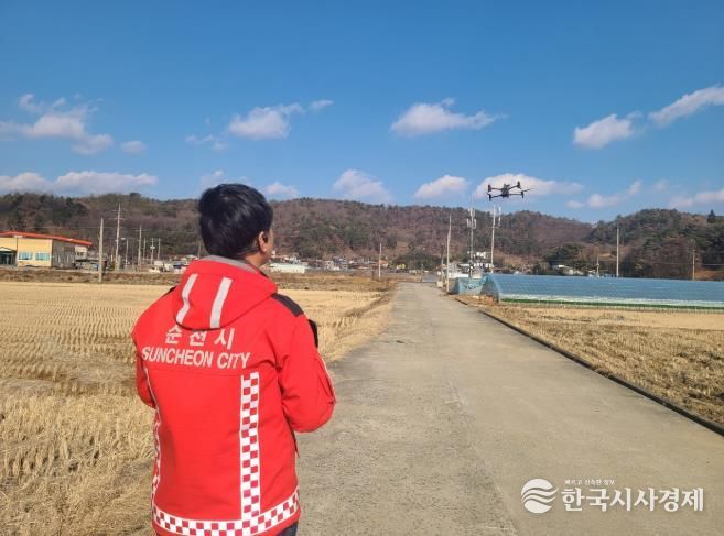 순천시 산불드론감시단이 드론을 활용해 산불 예방 예찰 활동을 벌이고 있다