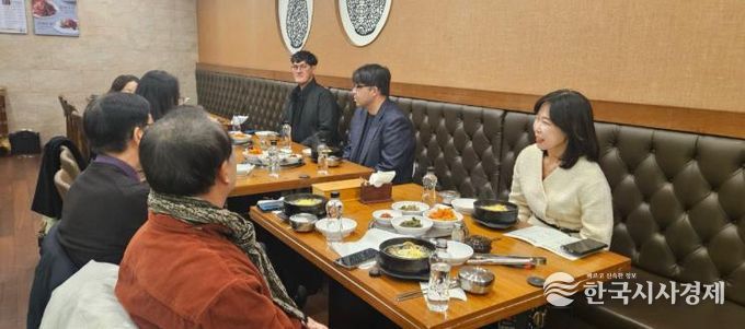 23일 윤은미 천안시 복지정책국장이 천안시지역아동센터연합회를 비롯한 기관·단체장과 오찬 간담회를 하고 있다.