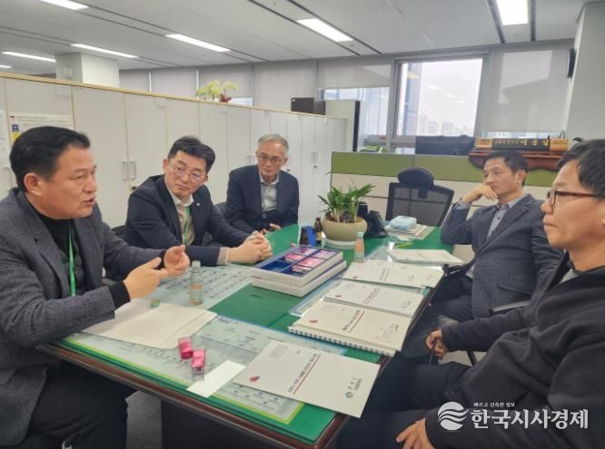 최훈규 천안시 공원녹지사업본부장이 23일 충남도청 산림자원과에 방문해 주요 현안 사업을 설명하고 있다.