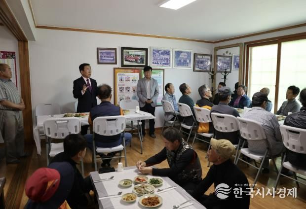 경로당에서 식사하는 어르신들