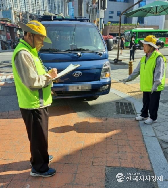 어르신 주차질서 안내 활동 모습