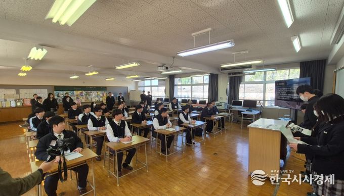 신라공업고등학교 국제교류단이 일본 방문 기간 오이타현 우사시 우사산업과학고등학교에서 현지 학생들과 함께 전공 연계 수업 및 교류 프로그램에 참여하고 있다.