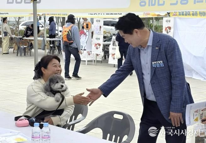 지난해 개최된 관악구 동물과의 한마당에 참여해 주민, 반려동물과 인사하는 박준희 관악구청장(오른쪽)