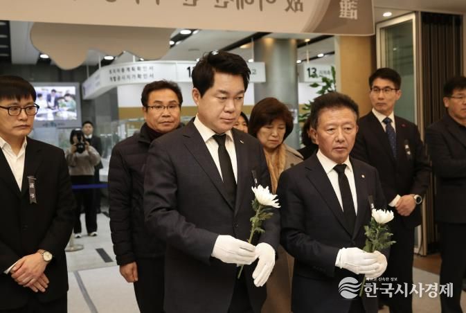 고 이해찬 전 총리 분향소를 찾아 합동 분향에 참여한 박준희 관악구청장