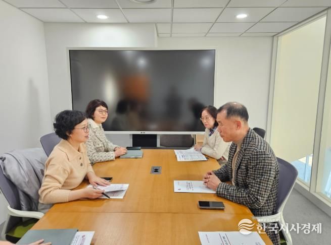 문현주 천안시 도서관본부장(사진 왼쪽 첫번째)이 김용 충남도서관장(사진 오른쪽 첫번째)을 만나 공공도서관 건립을 위한 지원을 건의하고 있다.