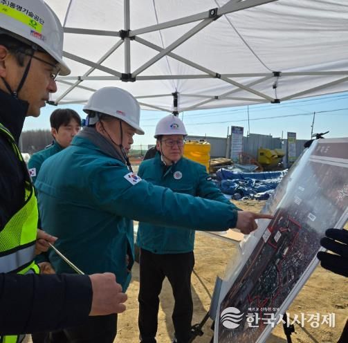 최광복 건설안전교통국장이 28일 용곡동~청수동 간 도로개설 및 눈들건널목 입체화 공사현장과 성환장천 자연재해위험개선지구 공사현장 등을 찾아 공정관리 실태를 확인하고 있다.