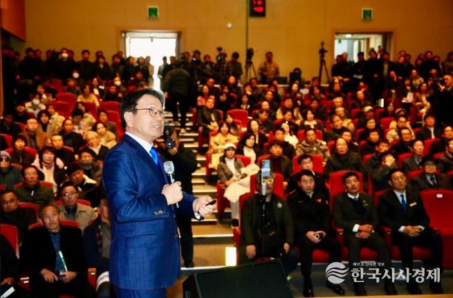 강기정 광주광역시장이 29일 오후 3시30분 장성문화예술회관 소공연장에서 열린 ‘광주전남 통합 도민과의 상생토크'에 참석해 전남도민들에게 광주전남 통합 관련 내용과 산업‧경제‧교통 분야 등 주민 생활에 미치는 영향 등을 설명하고 있다. /광주광역시 제공