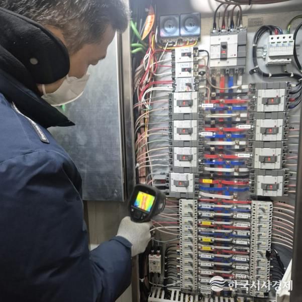 29일에 열린 전통시장 안전점검에서 전기 시설을 살펴보고 있다.