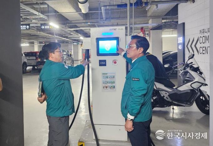 김석필 천안시장 권한대행 부시장이 공동주택 지하주차장 전기차 충전시설을 점검하고 있다.