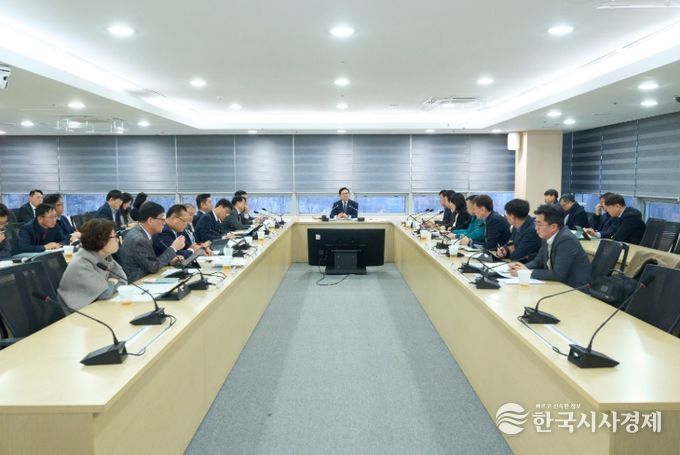 김석필 천안시장 권한대행 부시장이 2일 천안시청 중회의실에서 열린 확대간부회의에서 재난 안전 점검과 민생 안정 대책 추진을 주문하고 있다.