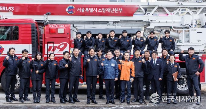 진교훈 서울 강서구청장(앞줄 오른쪽 여섯 번째)이 2일 강서소방서를 방문해 이원석 강서소방서장(앞줄 오른쪽 일곱 번째) 등과 기념촬영을 하고 있다.