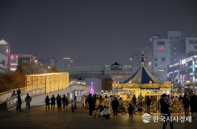 안산문화광장에서 개최된 겨울 빛 축제 '안산 겨울 빛의 나라' 전경.(안산문화재단 제공)