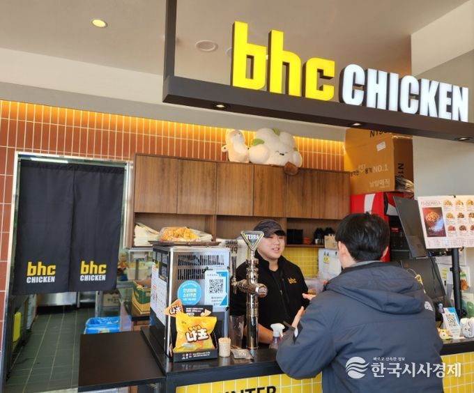 충남 계룡시가 치킨 중량 표시제 정착을 위해 관내 프랜차이즈 업소를 대상으로 현장 방문 홍보를 적극 실시하고 있다.