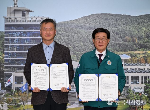정종복 기장군수와 허지 기장우체국장이 업무협약 후 기념촬영을 하고 있다.