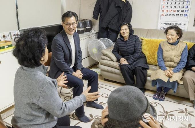 목2동 소재 경로당을 찾아 어르신들과 새해 인사를 나누고 있는 이기재 양천구청장(왼쪽 두 번째)