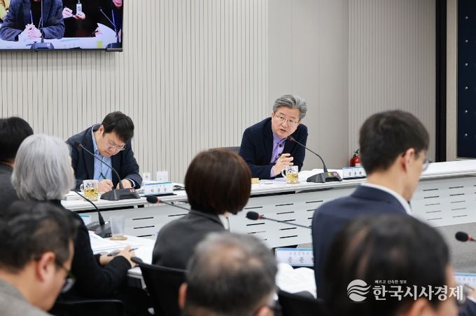 정용래 유성구청장이 6일 열린 주요업무계획 보고회에서 강조 사항을 전달하고 있다.