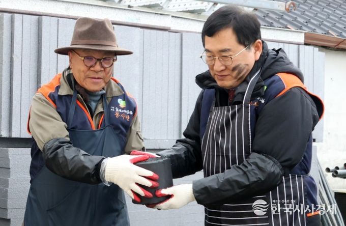 경주시가 위기 가구를 찾아 연탄 전달 등 생활 지원을 진행하며 촘촘한 복지안전망 구축에 나서고 있다.