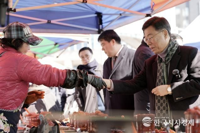 신상진 성남시장이 9일 설을 앞두고 모란민속5일장을 방문해 상인들과 만나고 있다.