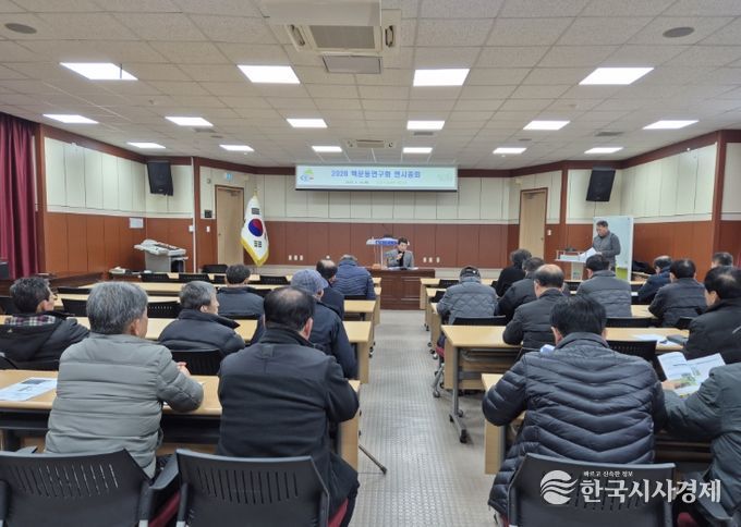 지난 10일, 맥문동연구회에서 2026년 연시총회를 열고 안정생산을 위한 교육을 받고 있다.