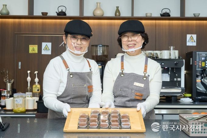 1. 천안시시니어클럽 시장형 사업단 시니어카페 ‘남산의 봄’ 근무자들이 커피를 내리고 있다.