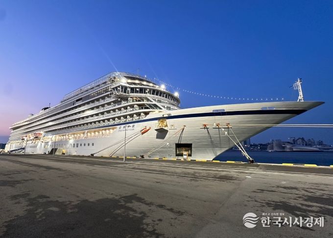 여수시가 지난 11일 여수항에 올해 첫 국제크루즈 ‘자오샹이둔호’가 입항했다.