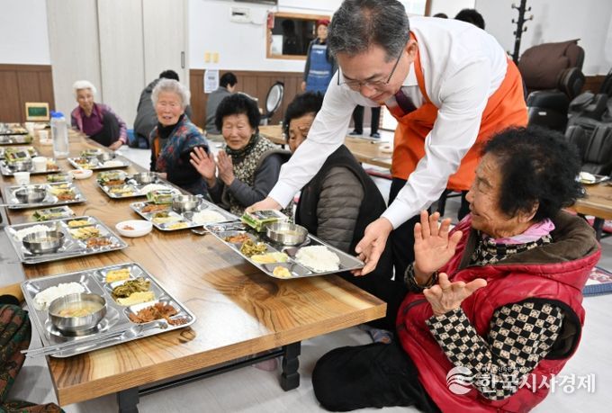 위생 안전관리 강화 및 노인일자리 연계로 운영